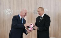 FIFA prezidenti İlham Əliyevə xüsusi top təqdim etdi