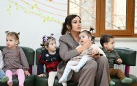 Mehriban Əliyeva qızı ilə körpələr evində