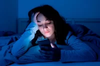Alimlərdən maraqlı tədqiqat: Yataqda smartfonlardan istifadə yuxu müddətini xeyli azaldır